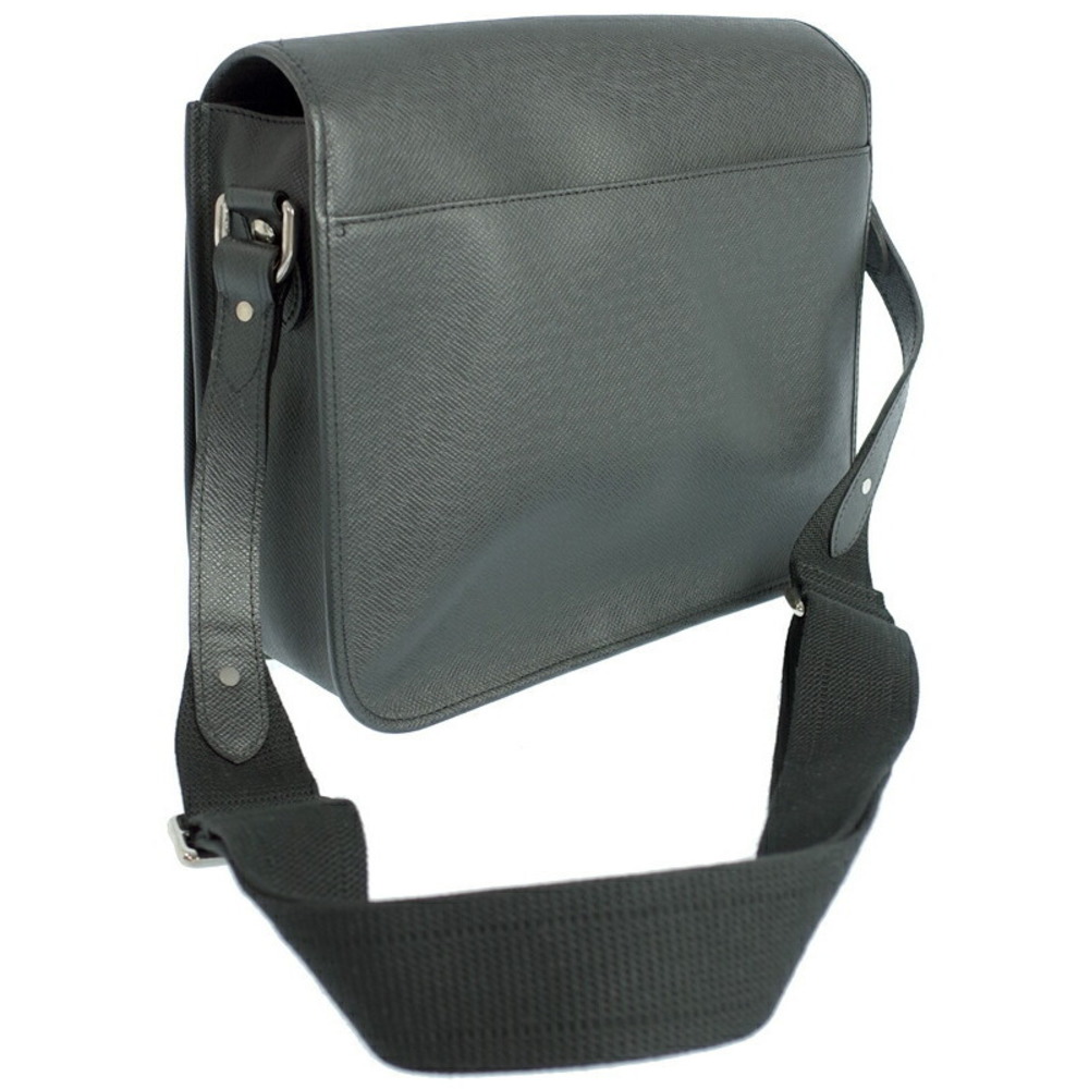 Louis Vuitton Shoulder rei Taiga Bag